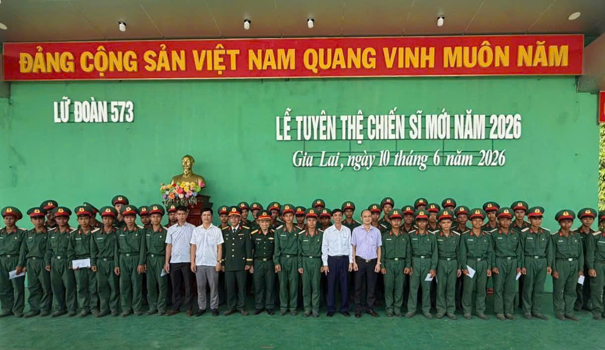 Đoàn Công tác xã Ea Na dự Lễ Tuyên thệ và thăm, động viên chiến sỹ nhập ngũ năm 2026